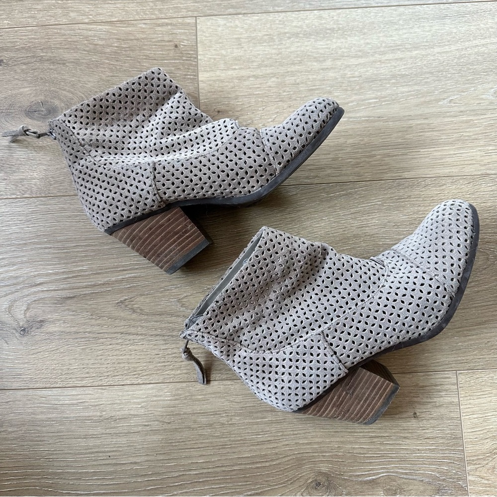 AEROSOLE leather boots